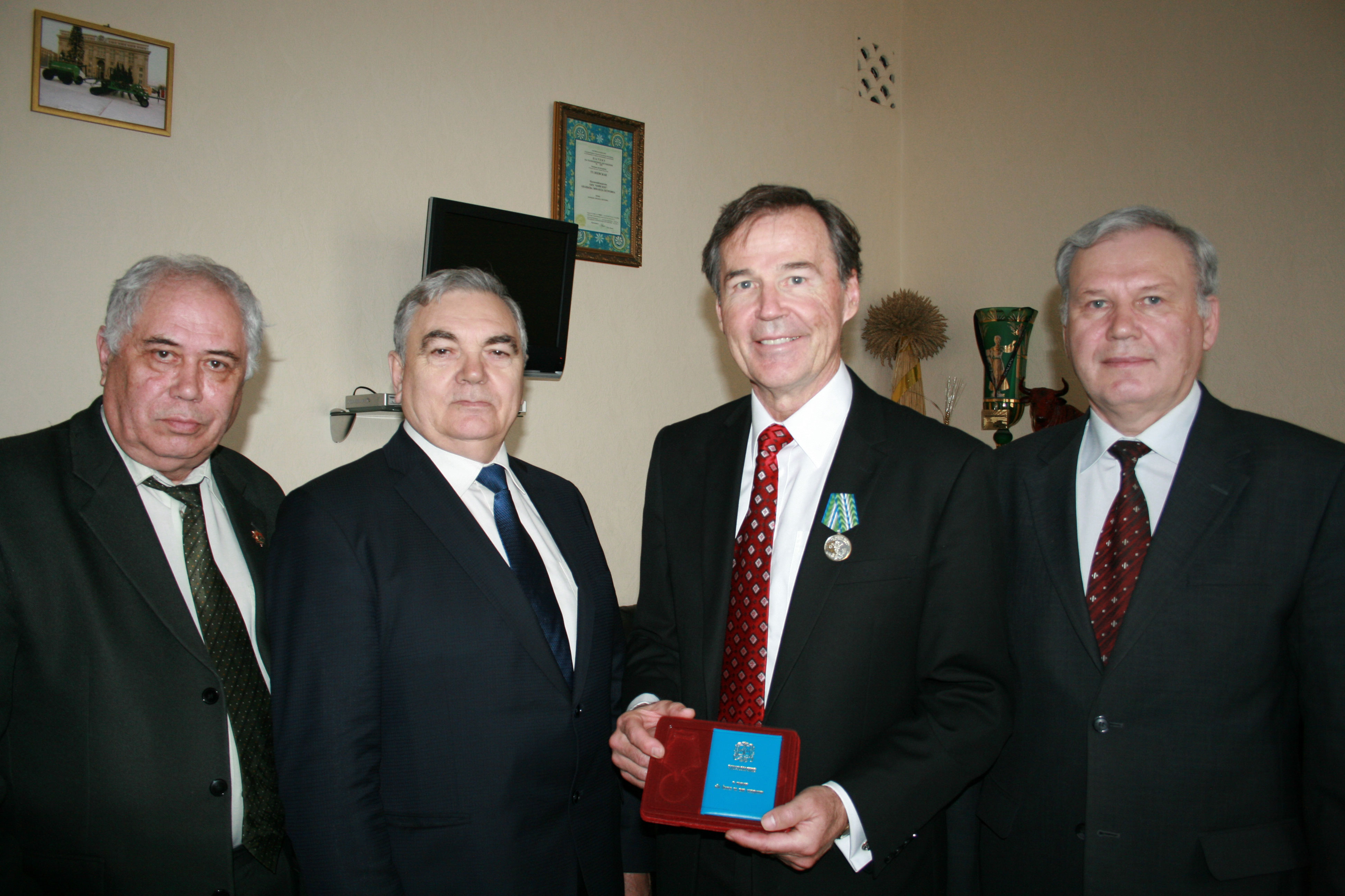 Кузбасская медаль “За бизснес во имя созидания” была вручена Ховарду Далл.